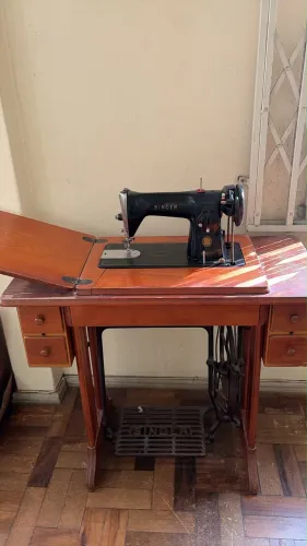 Máquina de costura com móvel Singer + 60 anos