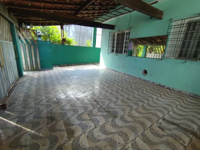 Casa para venda com 125m² e 2 vagas em Mongaguá