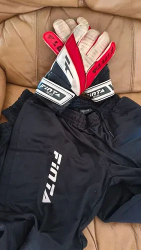 Kit Goleiro Finta - Calça Tamanho P + Luvas Tamanho 8