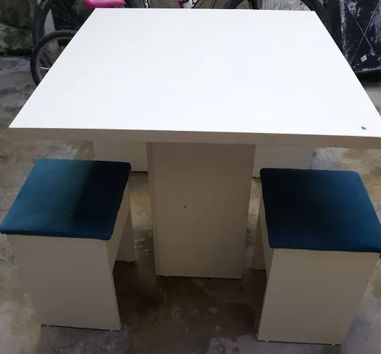 Mesa MDF com 4 banquetas
