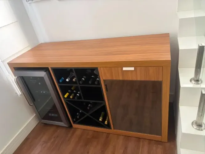 Adega Brastemp Gourmand 31 Garrafas com móvel planejado em MDF freijó, ideal para compor e