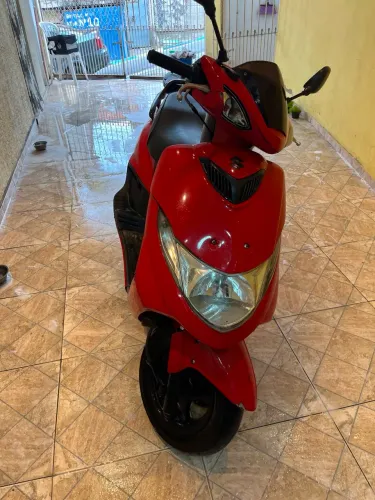 Burgman 125 - vermelha