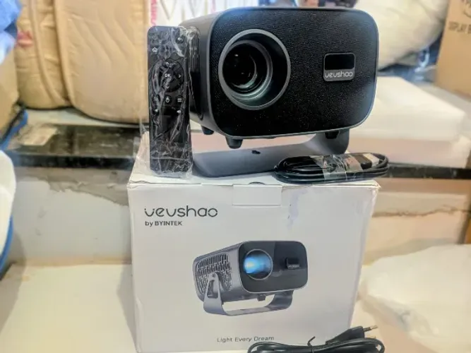 Projetor VEVSHAO A12 Android 11 Com 360 ° Rotação , Suporte 4K , WiFi 6 (NOVO NA CAIXA)