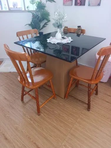 Mesa com 4 cadeiras de madeira.