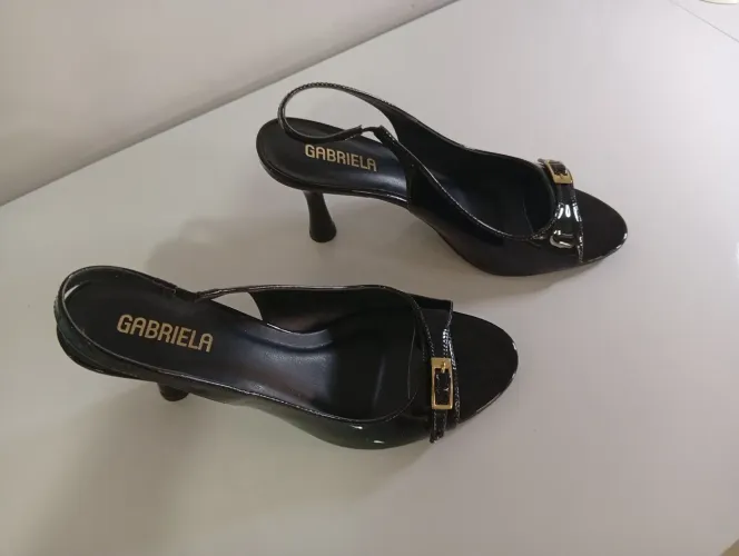 Vendo Sandália Preta de Salto Mediano. Super confortável! Tamanho 38/39
