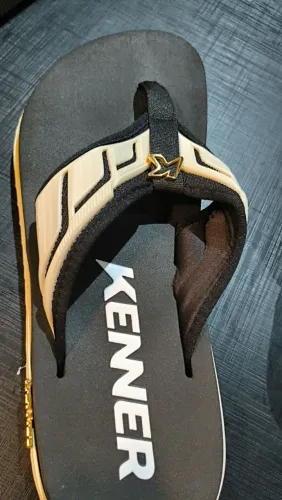 Kenner original semi-nova e confortável, pra pe 43/44. algum interesse chama no chat