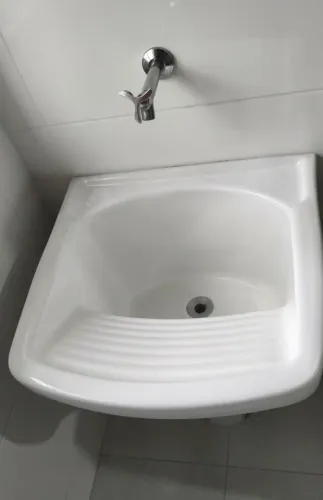 Tanque de cerâmica com coluna