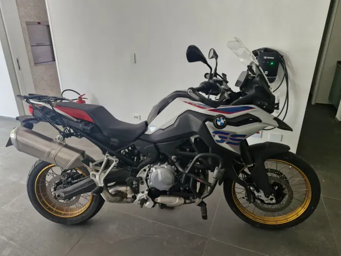 BMW F850 com apenas 22 mil km