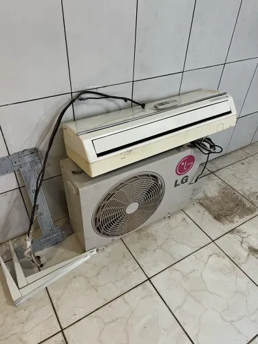 Vendo ar condicionado 9000 bttus com defeito 