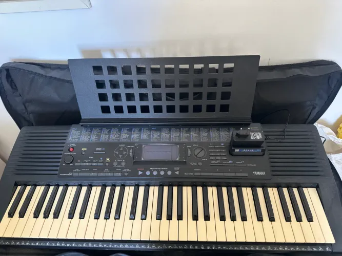 Teclado yamaha com suporte
