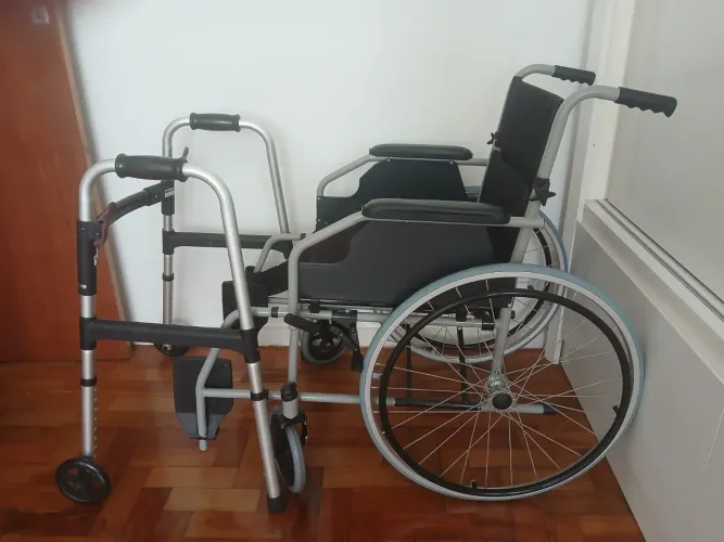 Cadeira de rodas e Andador com rodas