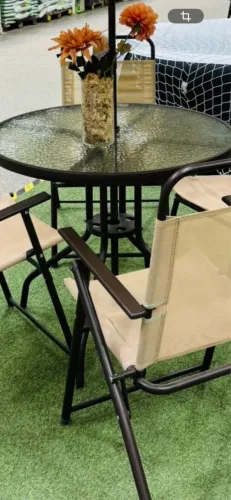 Conjunto de mesa com 4 cadeiras e guarda sol