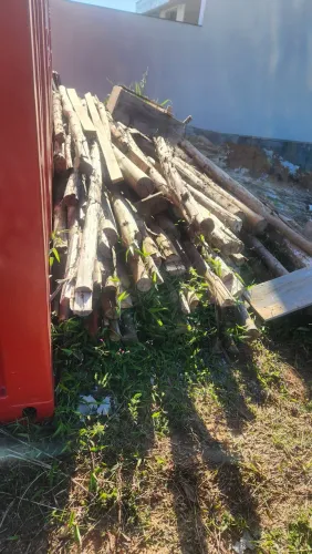 Vendo escoras e madeira de caixaria usadas,aproximadamente 100 escoras e 10 dz de madeira