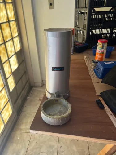 Torre para armazenar e controlar o fluxo de cola.