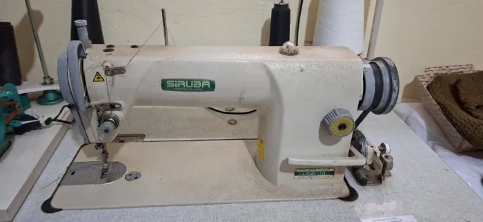 máquina de costura reta industrial Siruba