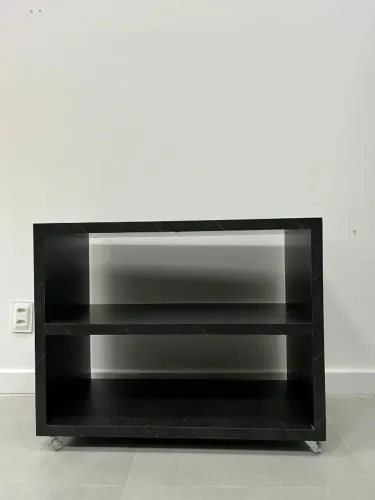 Mesa de centro/apoio com rodinhas preto com dourado