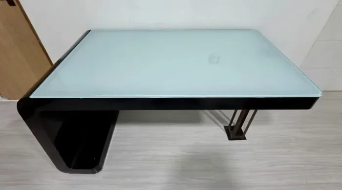 Mesa Autoral Exclusiva em Metal e Vidro Temperado Branco (130x78cm)