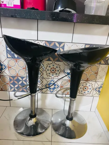 Duas cadeiras de acrílico para bancada