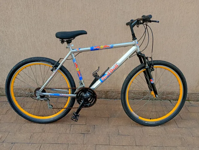 Bike Caloi tema Red Bull aro 26 21 marchas (alumínio)