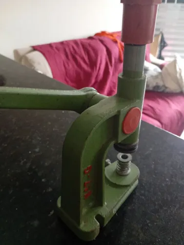 Máquina de colocar botões de pressão 