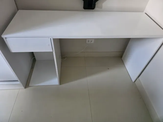 Mesa de escritório branca em mdp