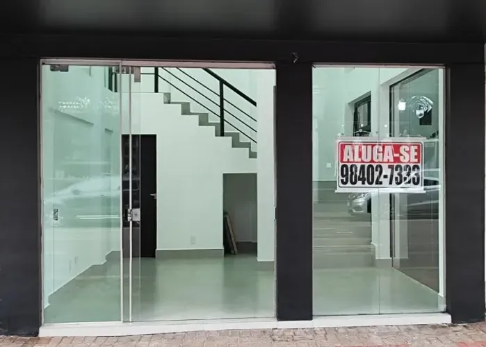 SALA COMERCIAL TÉRREA NO CENTRO COM 80M2 COM 02 GARAGENS