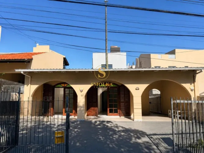 Casa com 3 Quartos para alugar, 200m² - Trindade