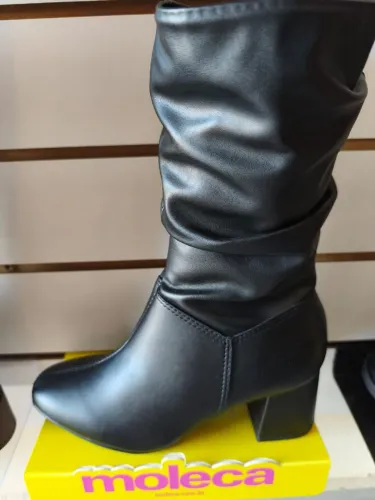 Vendo essa bota 100 reais, nunca usada, tamanho 38