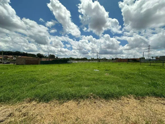 Terreno à venda no condomínio Ayat II, com uma área de 250 m², em Uberaba.