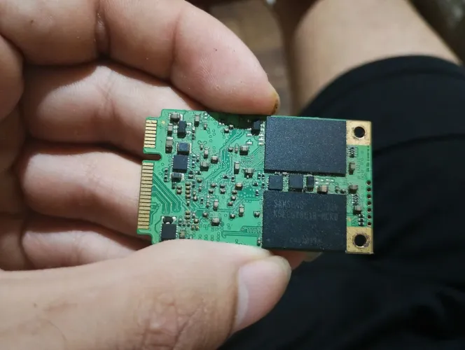 Armazenamento está sem caixa pra MacBook ou Pc sua escolha 1 terá de armazenamento .