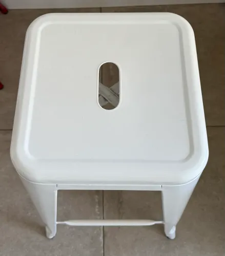 Banqueta estilo industrial Tolix em aço, cor branca, muito conservada