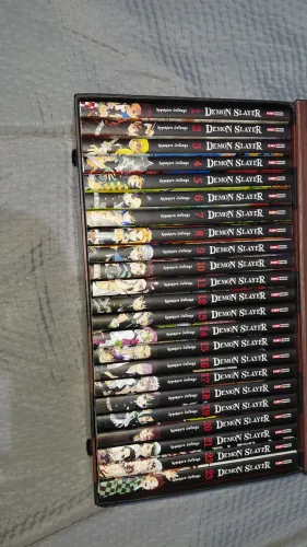 Box completa de Demon Slayer, está em perfeito estado