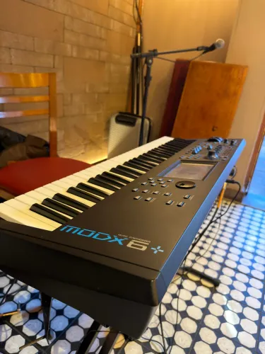 Teclado Yamaha MODX6+