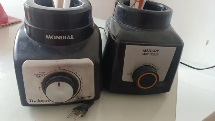 Vendo dois copos de liquidificador