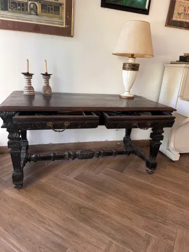Mesa de escritório Luis XV. Contem dois gavetões. Peça de antiquario!