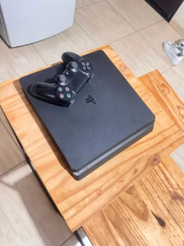 Vende se ps4 slim