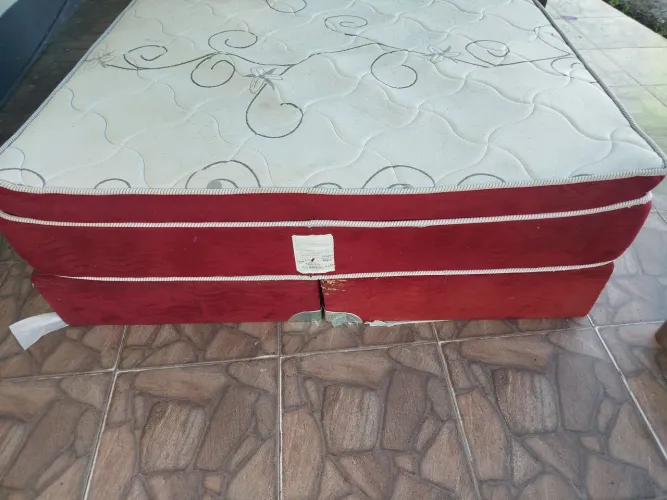 Cama Queen em bom estado de conservação,da marca ORTOBOM