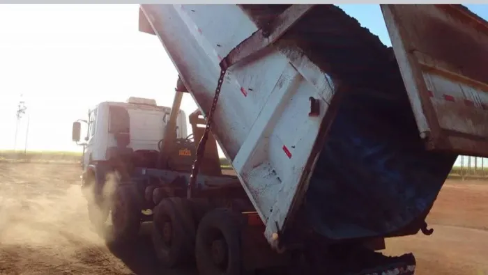 Caminhão Basculante 8x4 - Excelente Oportunidade de Negócio!