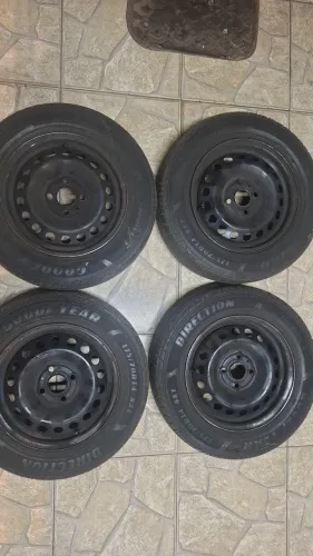 Roda aro 14 com pneus 4x100