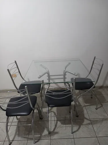 Mesa com 4 cadeiras e tampo de vidro, medido 95 x 95