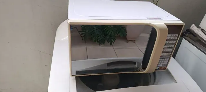 Microondas Midea 20 litros funcionando perfeitamente em ótimo estado de conservação