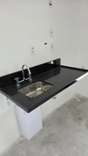 Bancada para cozinha com cuba e torneira