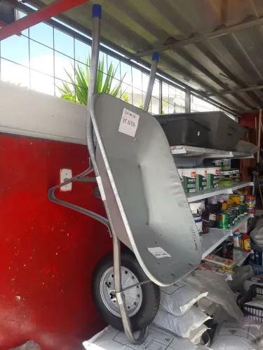 Carro de mão cor prata em 10 x 18,90 no cartao