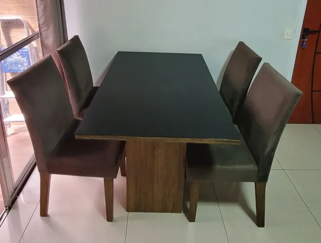 Mesa de jantar com 4 cadeiras
