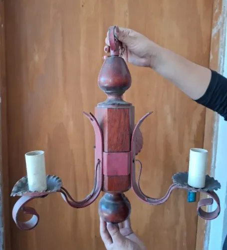 Lustre antigo de ferro e madeira, peça precisa refazer fiação