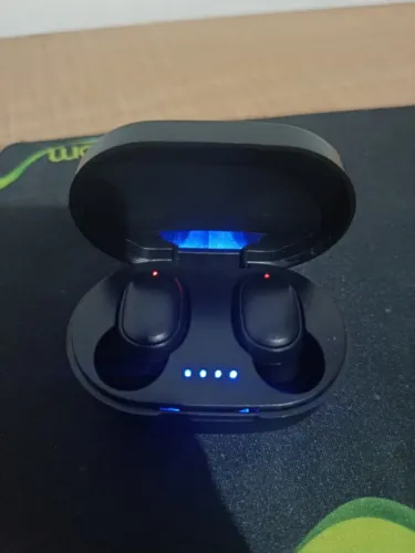 fones de ouvido sem fio, como o Xiaomi Redmi AirDots 3 ou modelos similares da linha Redmi