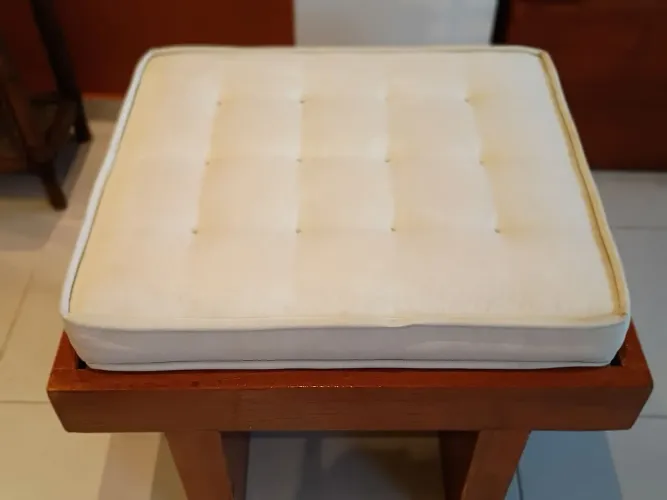 Puff Banqueta em Madeira Maciça com Almofada Solta / Mesa Lateral<br>