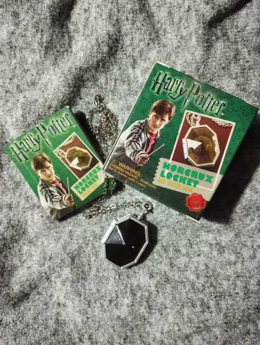 HARRY POTTER HORCRUX LOCKET: KIT MEDALHÃO HORCRUX E ADESIVOS
