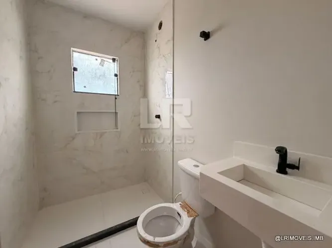 Casa Moderna com Pé-Direito Alto e Vista Panorâmica Canelas City-CC05