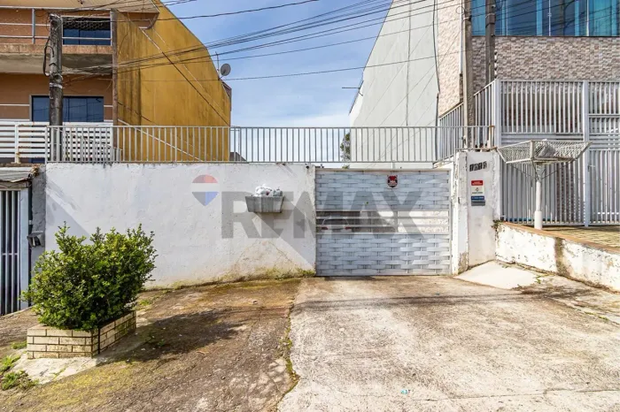Casa Térrea no Sítio Cercado com Amplo Quintal! Curitiba. PR